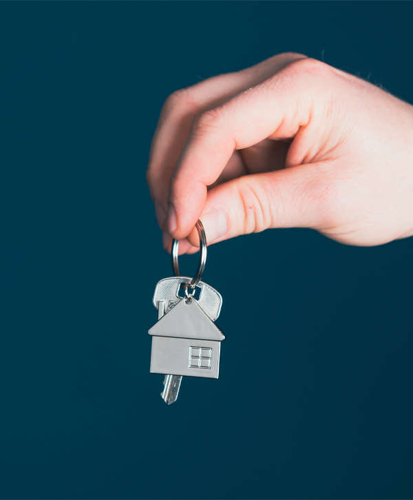 main qui tient les clés de sa propriété résidence principale - Propriétaire sans apport ou crédit via location accession immobilière